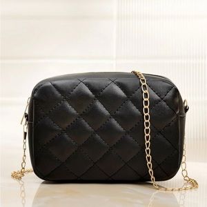 Black quilted crossbody bag with chain

Material: PU leather